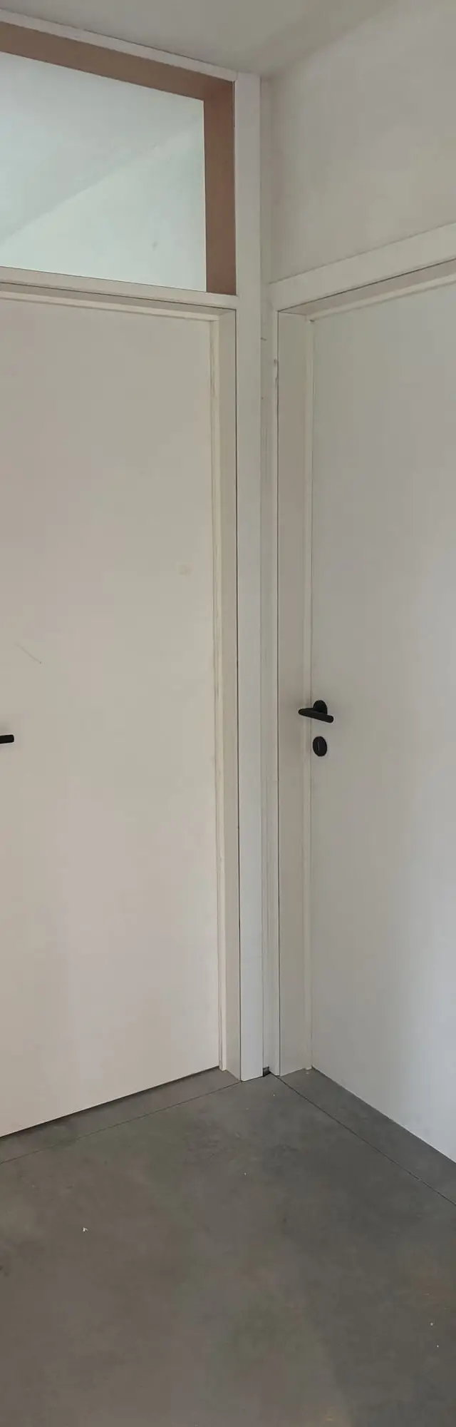 Standaard schilder deur met zwarte klink