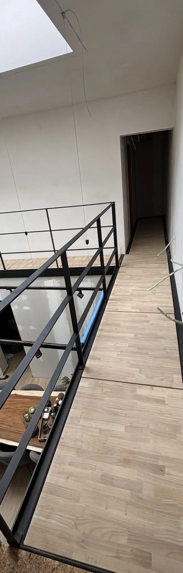 Metalen passerel met rubberwood